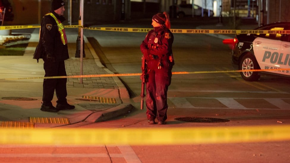 Napad u Americi: Petoro ubijeno u na paradi u Vinskonsinu 2 The scene in Waukesha after a car drove into a parade