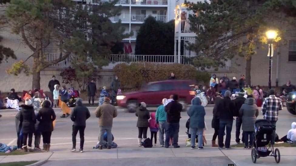Napad u Americi: Petoro ubijeno u na paradi u Vinskonsinu 3 Footage showing a car about to hit a parade in Waukesha, Wisconsin
