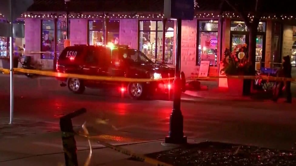 Napad u Americi: Petoro ubijeno u na paradi u Vinskonsinu 1 The scene in Waukesha after a car drove into a parade