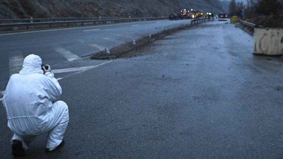 Saobraćaj i tragedija: Teška nesreća u Bugarskoj - 46 ljudi izgorelo u autobusu makedonskih tablica, preživeli se spasli pošto su razbili prozor 2 An investigator takes a picture of the wreckage of a bus with North Macedonian plates that caught fire on a highway