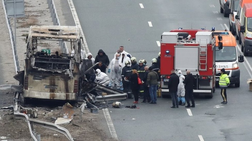 Saobraćaj i tragedija: Teška nesreća u Bugarskoj - 46 ljudi izgorelo u autobusu makedonskih tablica, preživeli se spasli pošto su razbili prozor 4 A view shows the site where a bus with North Macedonian plates caught fire on a highway