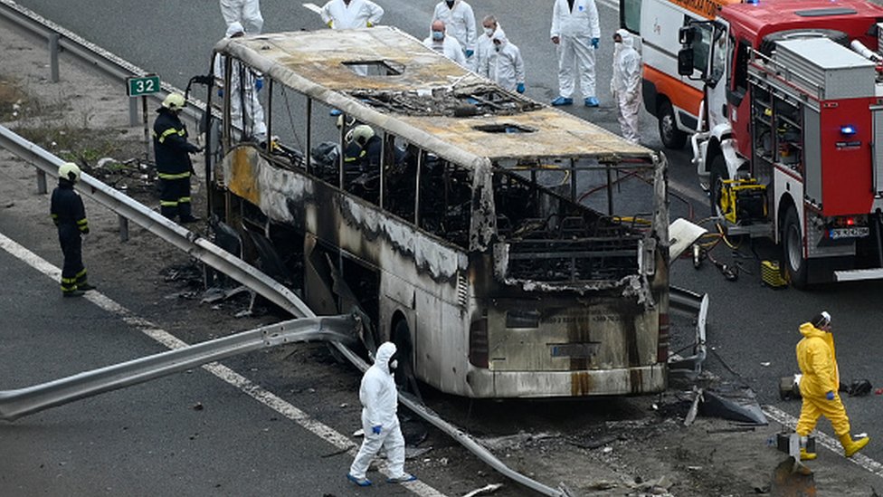 Saobraćaj i tragedija: Teška nesreća u Bugarskoj - 46 ljudi izgorelo u autobusu makedonskih tablica, preživeli se spasli pošto su razbili prozor 1 A picture of the burned-out bus on the motorway in Bulgaria
