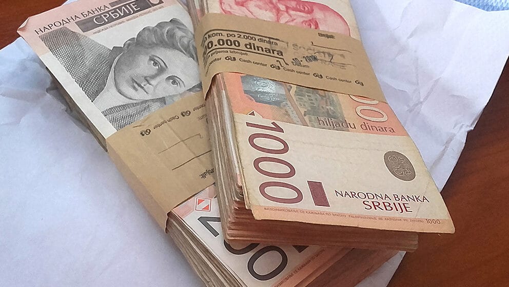 Od danas zdravstvenim radnicima po 10.000 dinara, u ponoć počinje prijava mladih za 100 evra 1