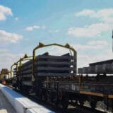 predsednik Srbije Aleksandar Vucic posetio je zavrne radove na izgradnji vijadukta i polaganju koloseka preko vijadukta u Bekoj, na deonici brze pruge Stara Pazova - Novi Sad