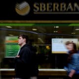 Gužva ispred poslovnice Sberbanke u Banjaluci, građani se plaše gubitka svog novca 7