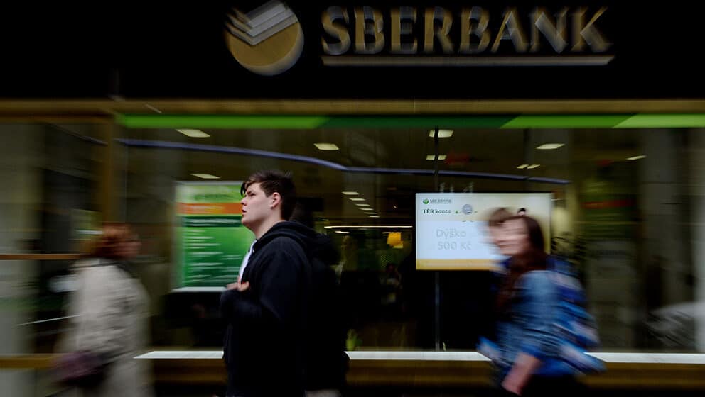 Gužva ispred poslovnice Sberbanke u Banjaluci, građani se plaše gubitka svog novca 1