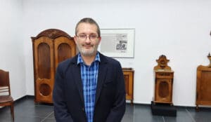 Građani Zrenjanina protestovali zbog odluke da kustos Dejan Vorgić ostane bez posla 14 Građani Zrenjanina protestovali zbog odluke da kustos Dejan Vorgić ostane bez posla 5