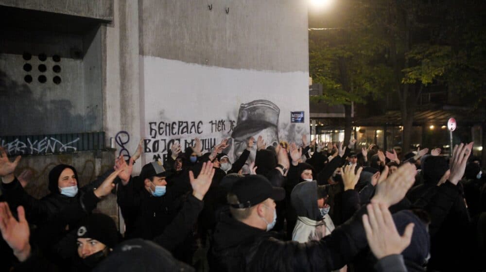 Grupa mladića čuva mural Ratku Mladiću, tvrde da su "iz kraja" 1