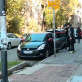 N1: Dvojica mladića čuvaju mural Mladiću, pretnje ekipi N1 da prekine da snima 4