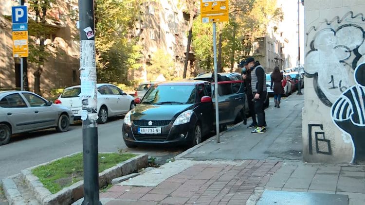 N1: Dvojica mladića čuvaju mural Mladiću, pretnje ekipi N1 da prekine da snima 1