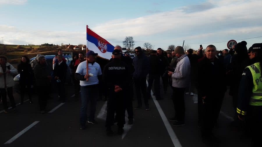 Napadnut novinar N1 tokom blokade puta Kragujevac -Jagodina 1
