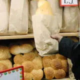 Pekarima iz rezervi brašno po 30 dinara, hleb "zamrznut" na 46 dinara 7