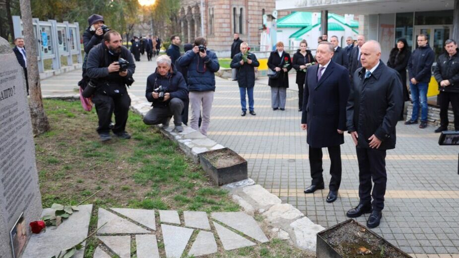Čelnici Beograda i delegacija iz Sankt Peterburga položili vence na grob patrijarhu Irineju i spomenik "Zašto" 2