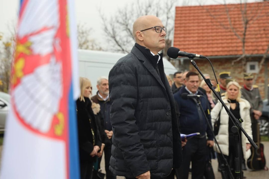 Gradonačelnik Novog Sada otkrio bistu osnivaču Crne ruke majoru Vojislavu Tankosiću 2 Gradonačelnik Novog Sada otkrio bistu osnivaču Crne ruke majoru Vojislavu Tankosiću 2