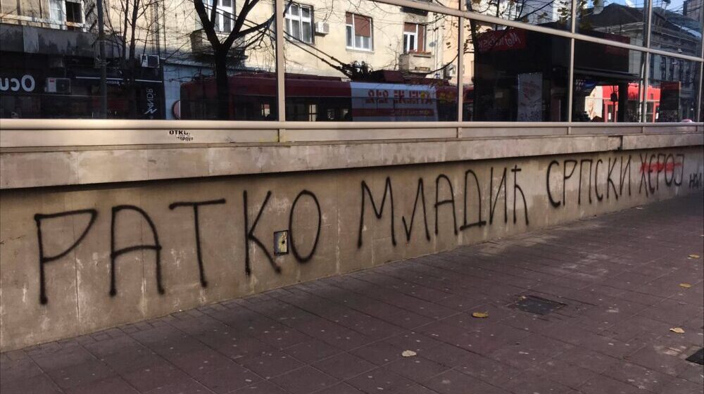 Na Domu omladine osvanuo grafit posvećen Ratku Mladiću - Društvo - Dnevni  list Danas
