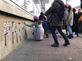 Lepljenje nalepnica preko grafita Ratku Mladiću Protest antifašista i umetnika zbog grafita Ratku Mladiću na Domu omladine (FOTO) 2