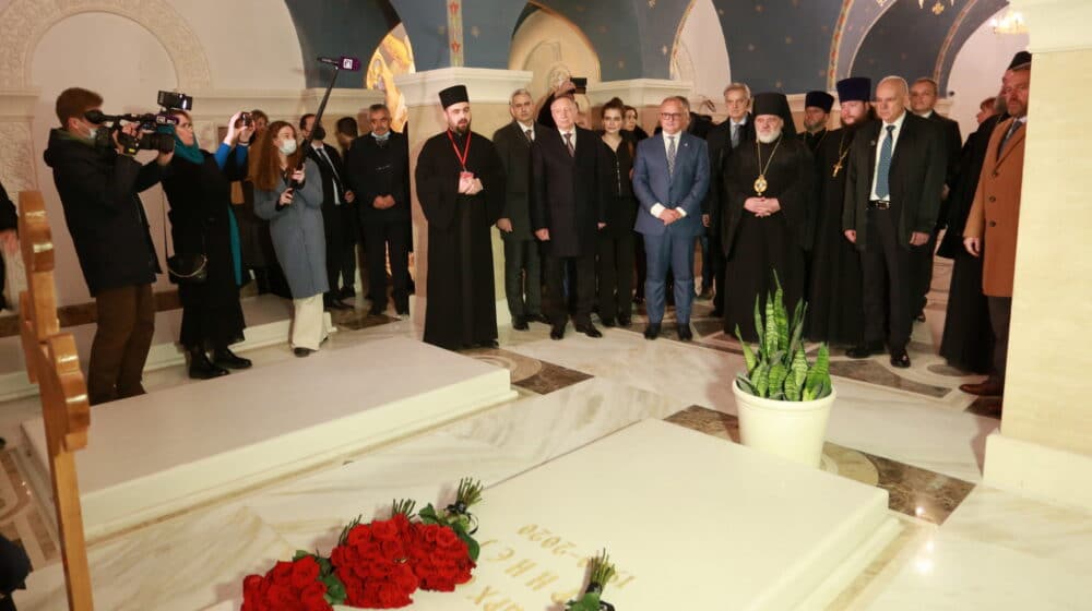 Čelnici Beograda i delegacija iz Sankt Peterburga položili vence na grob patrijarhu Irineju i spomenik "Zašto" 1
