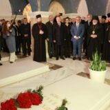 Čelnici Beograda i delegacija iz Sankt Peterburga položili vence na grob patrijarhu Irineju i spomenik "Zašto" 5