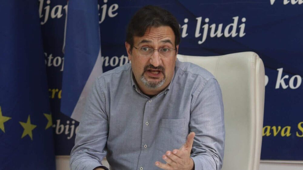 Telefoni opozicionara se prisluškuju, a međusobne poruke čitaju: Sagovornici Danasa o izjavi Đilasa da BIA i režim rade na rasturanju opozicije 6 Telefoni opozicionara se prisluškuju, a međusobne poruke čitaju: Sagovornici Danasa o izjavi Đilasa da BIA i režim rade na rasturanju opozicije 6