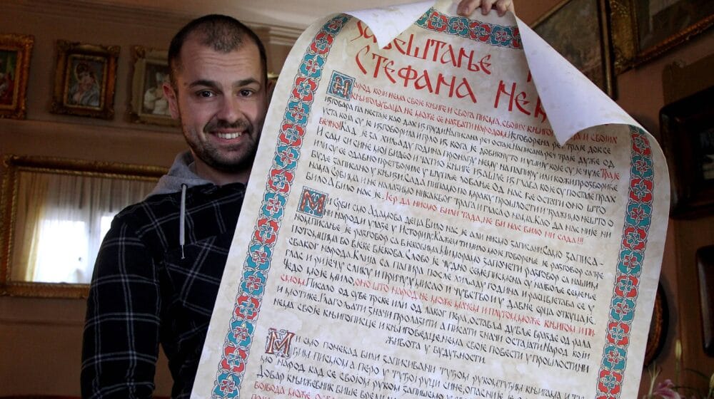 Nastavnik fizičkog iz Niša kaligrafijskim radovima prikuplja novac za lečenje bolesne dece (FOTO) 1