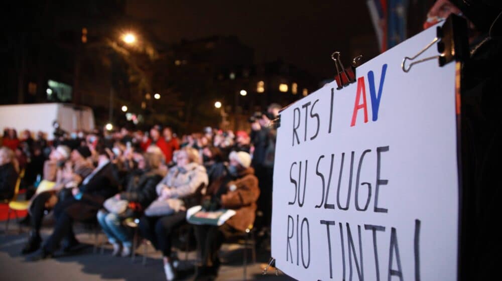Na protestu ispred RTS-a emitovan spot protiv Rio Tinta, posle spota šetnja do Vlade (FOTO) 1