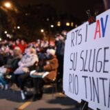 Na protestu ispred RTS-a emitovan spot protiv Rio Tinta, posle spota šetnja do Vlade (FOTO) 10