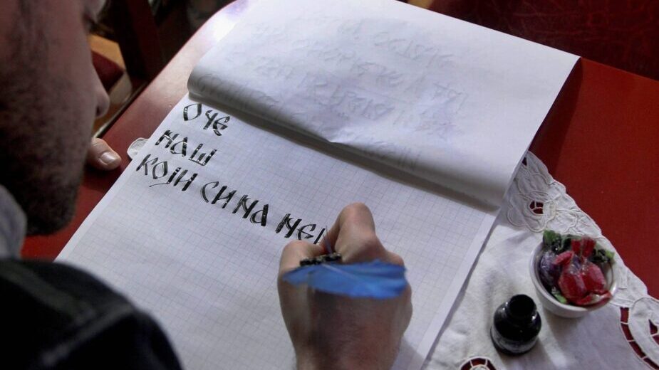 Nastavnik fizičkog iz Niša kaligrafijskim radovima prikuplja novac za lečenje bolesne dece (FOTO) 2