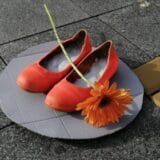 Narandžaste cipele i gerberi u Zrenjaninu za žene stradale u porodičnom nasilju 1