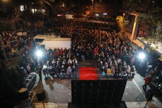 PROTEST ZBOG ODBIJANJA REKLAME PROTIV RIO TINTA ISPRED RTS-A Na protestu ispred RTS-a emitovan spot protiv Rio Tinta, posle spota šetnja do Vlade (FOTO) 2