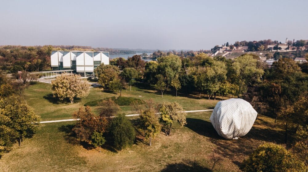 Pijanista u novoj instalaciji "Život u kesi" spakovao drvo u kese kao upozorenje na klimatske promene 1