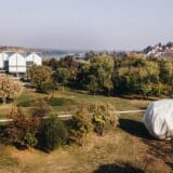 Pijanista u novoj instalaciji "Život u kesi" spakovao drvo u kese kao upozorenje na klimatske promene 11