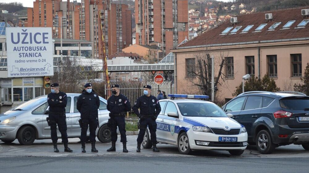 Policija u Užicu po kućama upozorava građane da ne idu na proteste 1