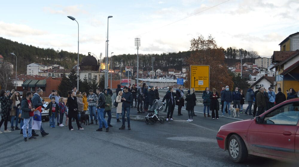 Policija privodi učesnike blokade u Užicu   1