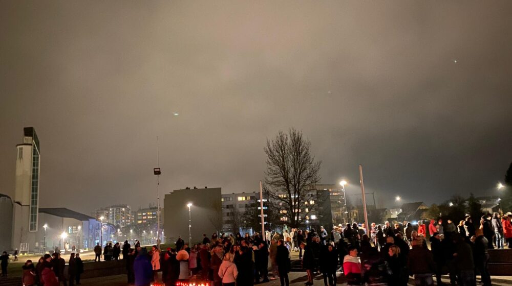 Građani se u Zagrebu okupili ispred stana ministra Božinovića 1