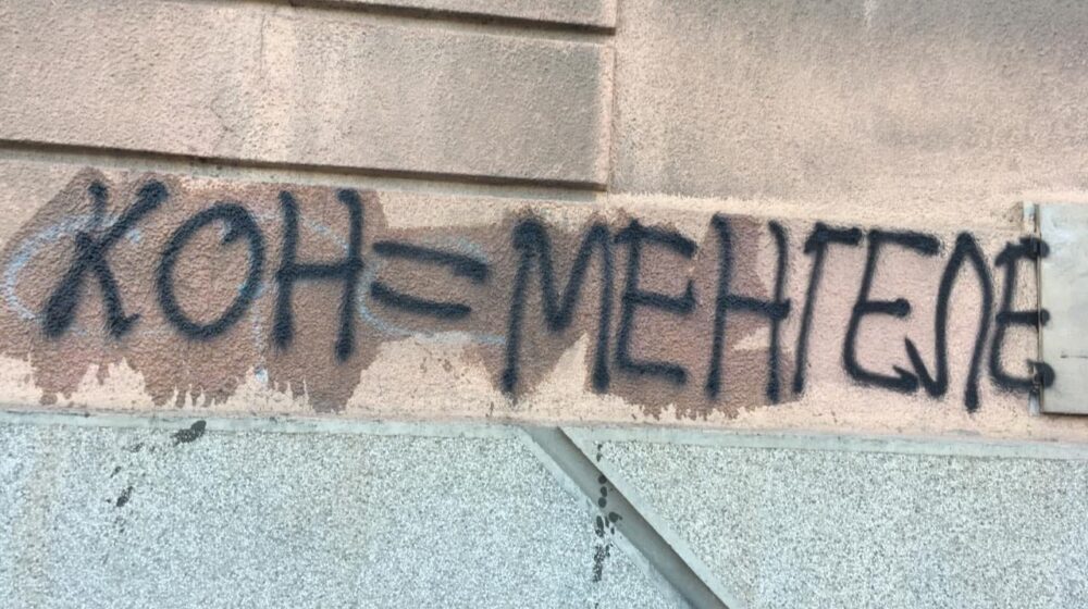 Uvredljiv grafit “Kon=Mengele” osvanuo na zgradi epidemiologa Predraga Kona 1