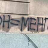 Uvredljiv grafit “Kon=Mengele” osvanuo na zgradi epidemiologa Predraga Kona 5