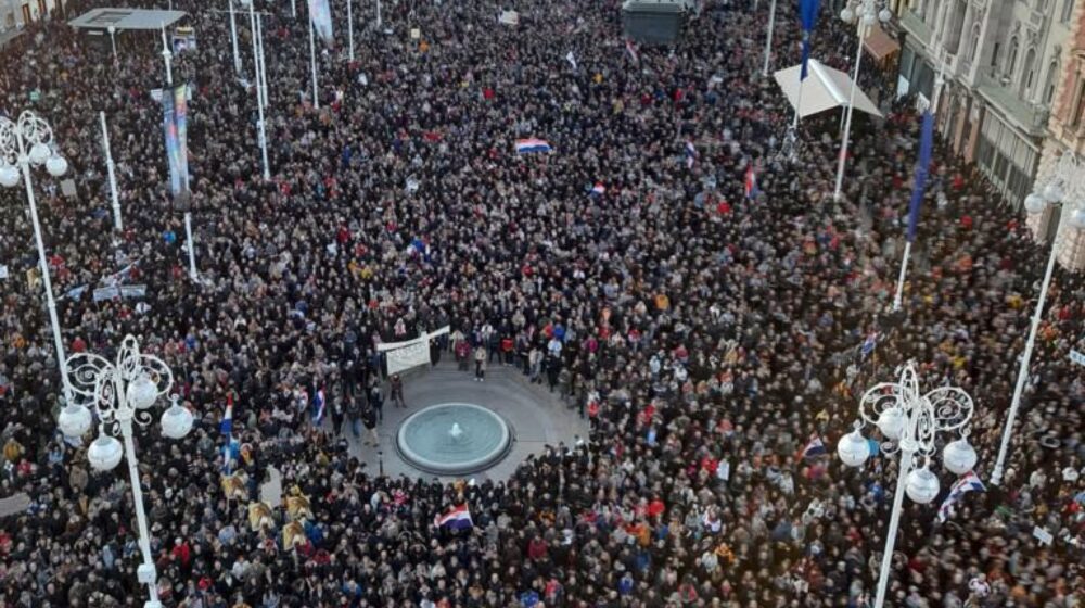 Više hiljada građana u Zagrebu na protestu protiv kovid potvrda, napadnut novinar 1