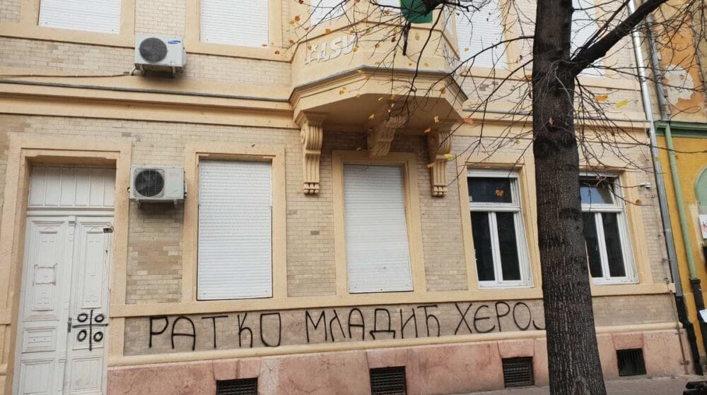 Ispisan grafit u slavu Mladića na prostorijama LSV 1