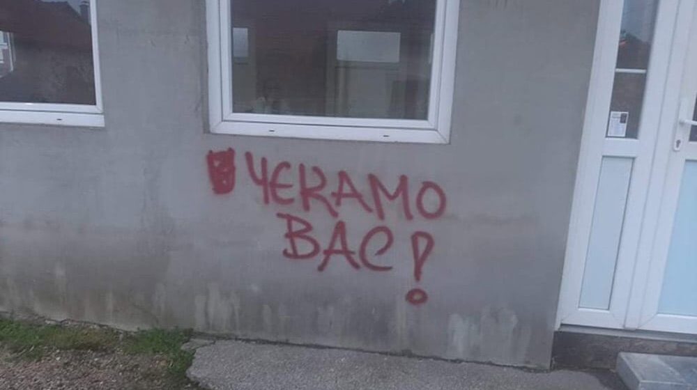 Požega: Grafit „Čekamo vas“ na zidu porodičnog lokala 1