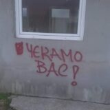 Požega: Grafit „Čekamo vas“ na zidu porodičnog lokala 2