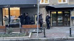 Ćorović i Jaćimović puštene iz pritvora nakon privođenja zbog bacanja jaja na mural Mladiću 9