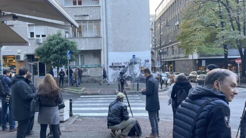 Ćorović i Jaćimović puštene iz pritvora nakon privođenja zbog bacanja jaja na mural Mladiću 10