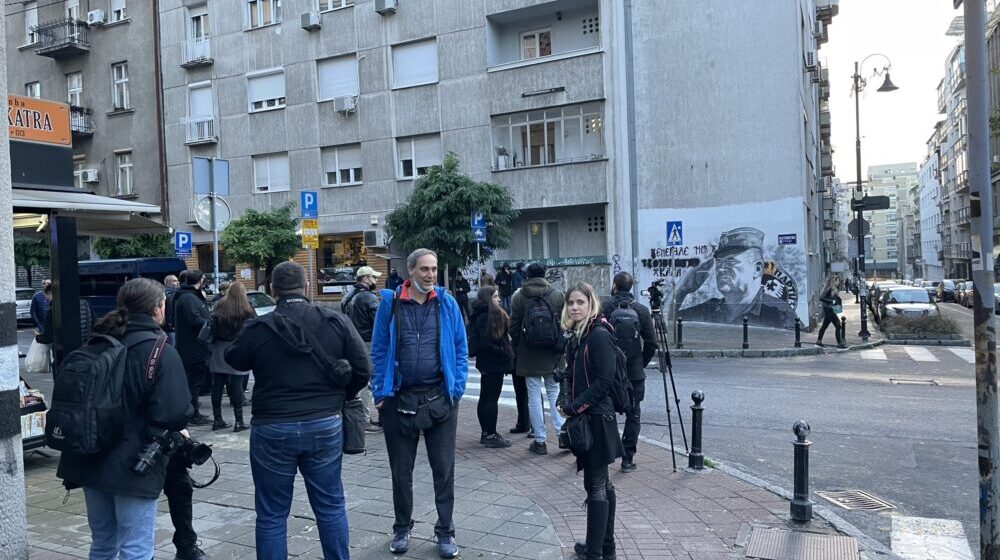 Ćorović i Jaćimović puštene iz pritvora nakon privođenja zbog bacanja jaja na mural Mladiću 1