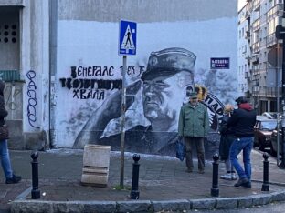 Ćorović i Jaćimović puštene iz pritvora nakon privođenja zbog bacanja jaja na mural Mladiću 3