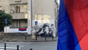 Pivske flaše i prazne stolice “čuvaju" mural Ratka Mladića 2