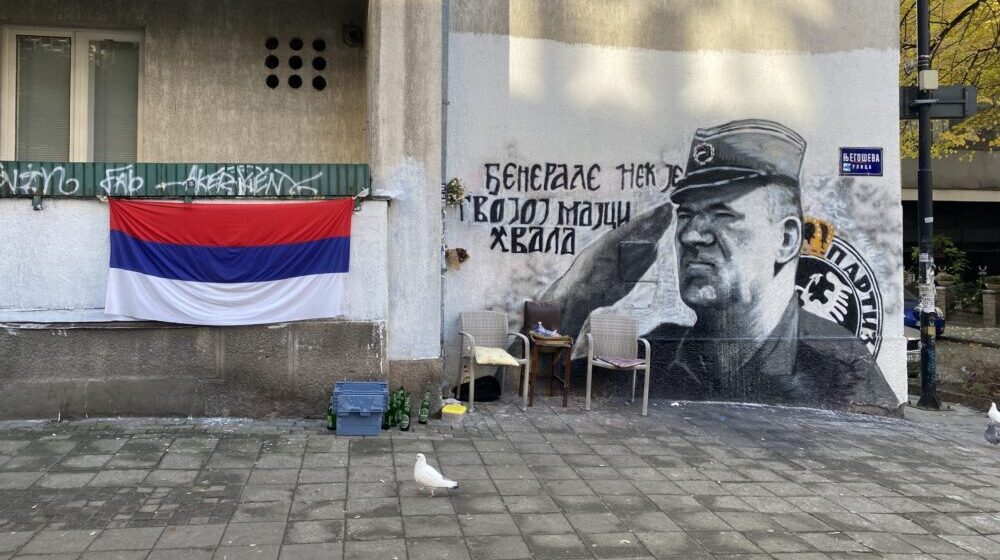 Pivske flaše i prazne stolice “čuvaju" mural Ratka Mladića 1