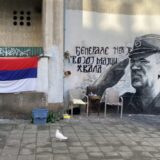Pivske flaše i prazne stolice “čuvaju" mural Ratka Mladića 18