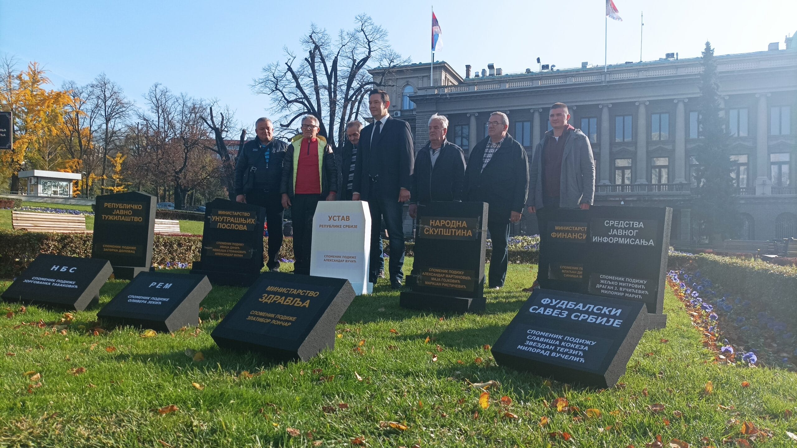 "Aleja žrtava kadrovskih rešenja Aleksandra Vučića" postavljena kod Predsedništva 2 "Aleja žrtava kadrovskih rešenja Aleksandra Vučića" postavljena kod Predsedništva 2