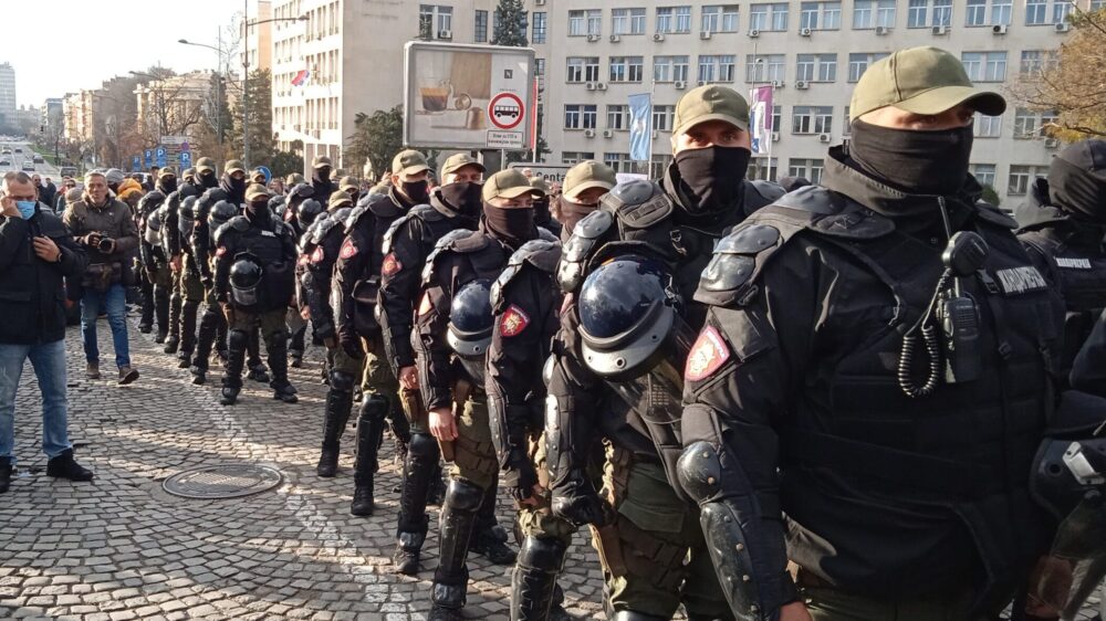 Policija u Novom Sadu povređivala goloruke demonstrante 1