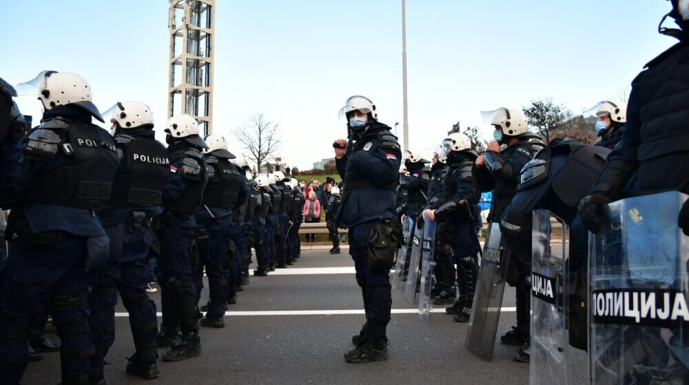 Akcija progresivne Vojvodine zatražila pokretanje istrage protiv oficira MUP-a zbog zlostavljanja učesnice jučerašnjeg protesta 1
